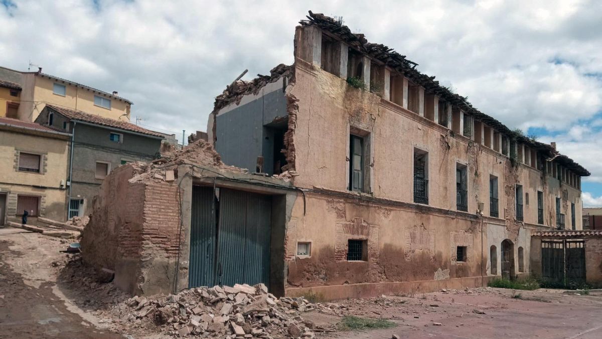 La Casa Lucías, en el pueblo de Báguena (Teruel), antes de su demolición.
