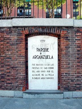 Placa que recuerda la inauguración del antiguo parque en 1969