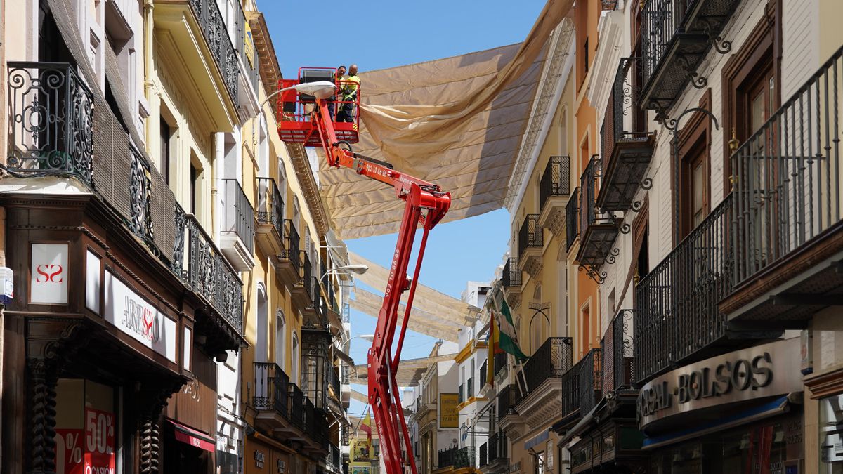 Archivo - Imagen de archivo de la colocación de los toldos en el centro de Sevilla desde Sierpes