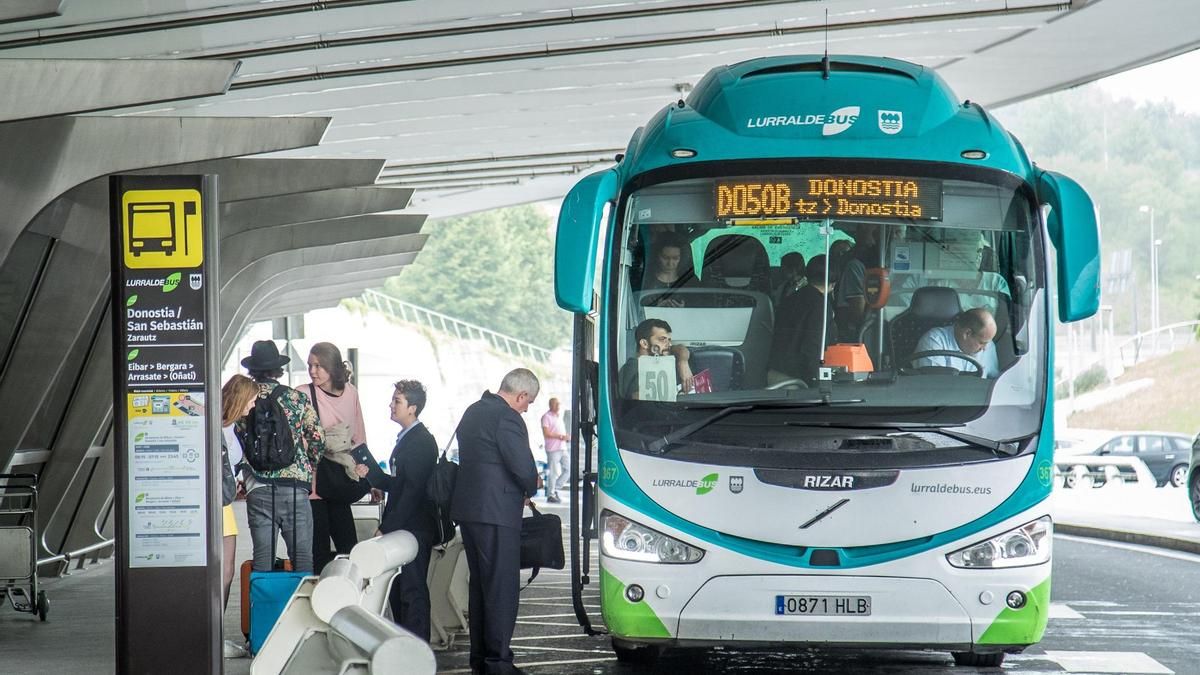 Un autobús de Lurraldebus en el Aeropuerto de Loiu