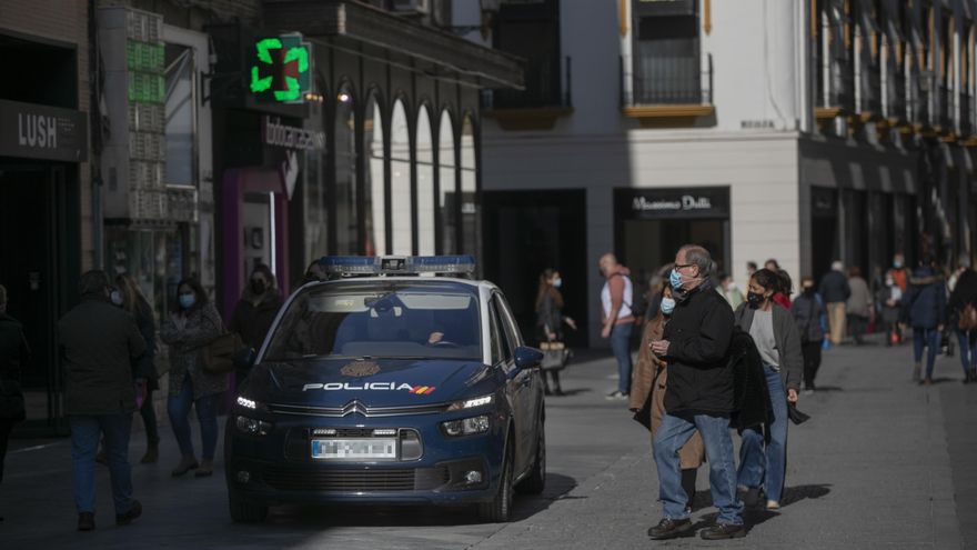 Personas caminando por una calle céntrica durante el primer día de cierre perimetral en la provincia de Sevilla (Andalucía, España), a 18 de enero de 2020. (Foto de archivo).