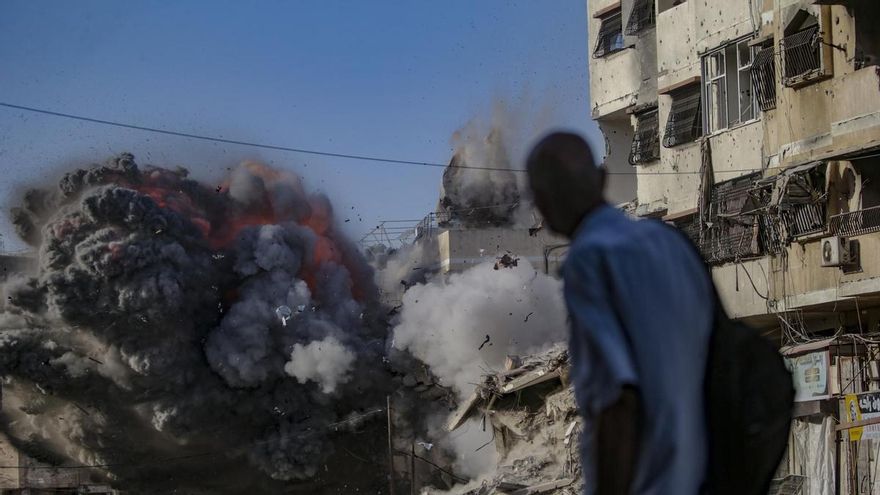 Humo se eleva sobre el edificio Al Harazin tras un ataque aéreo israelí en la Ciudad de Gaza.