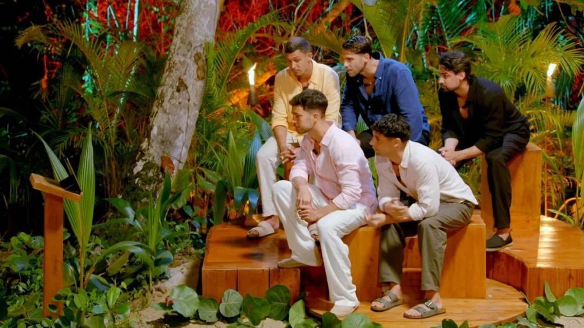 Los chicos en su primera hoguera de 'La isla de las tentaciones 10'