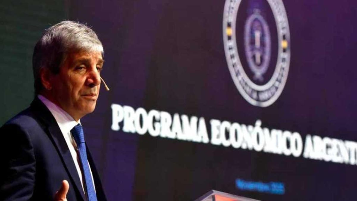 Luis Caputo defendió las bandas cambiarias ante el auditorio de la UIA.