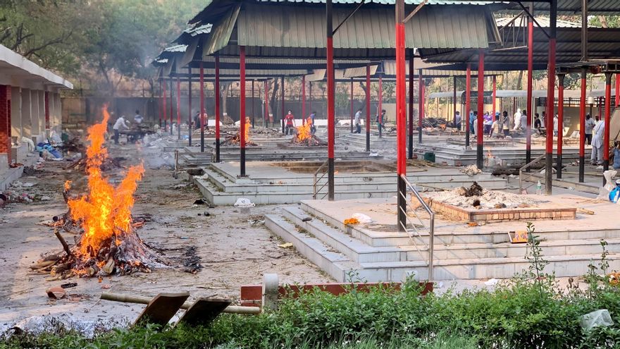 Decenas de piras funerarias arden sin descanso en Nueva Delhi ante los numerosos fallecimientos de enfermos de covid-19. EFE/Moncho Torres