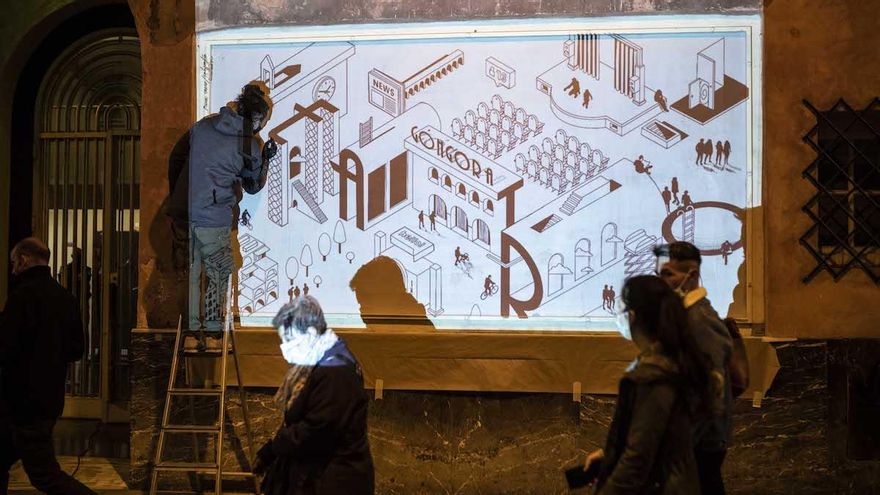 Sota Pérez en la fachada del Teatro Góngora.