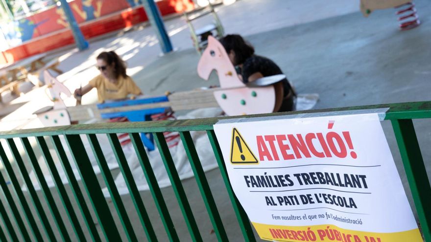 Acampada de padres y alumnos en el García Lorca de València para arreglar el patio y apoyar la huelga de profesores