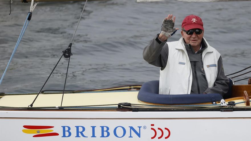 El rey Juan Carlos a bordo del 'Bribón' en el Club Naútico de Sanxenxo en su último día de regatas este domingo en Sanxenxo.