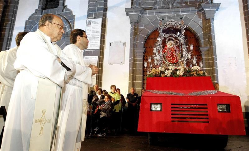 Salida de la Virgen del Pino de su Basílica en Teror para encaminarse a Las Palmas de Gran Canaria, en la 51 "bajada" que realiza, un acontecimiento religioso que no se producía desde hace 14 años y que ha reunido a miles de personas en la villa mariana para acompañar a la imagen durante el trayecto. EFE/Elvira Urquijo A.