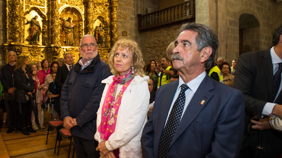 Revilla, en la iglesia, junto a Eva Díaz Tezanos y Ramón Ruiz. | Raúl Lucio