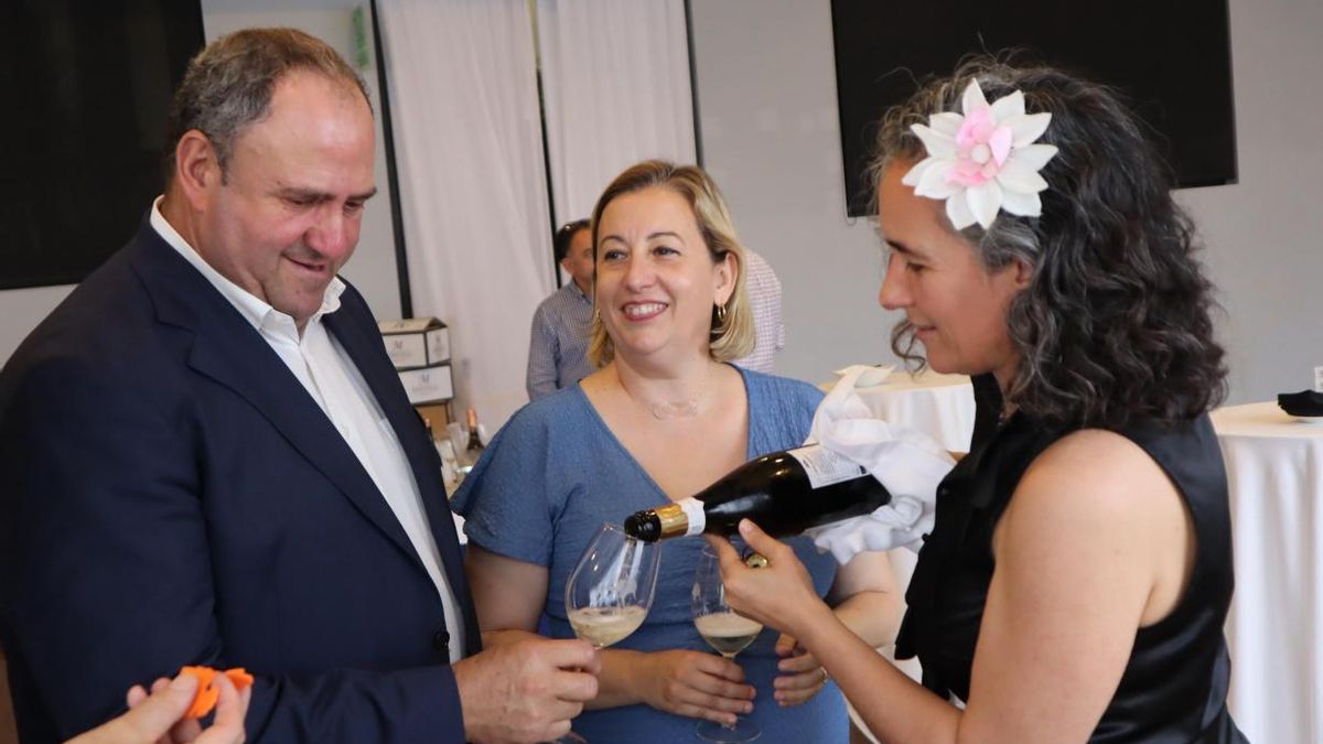 El consejero y la directora general en la jornada de promoción de vinos