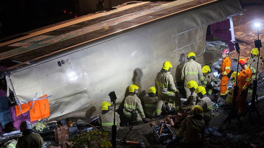 18 Muertos y 62 heridos en un accidente de autobús en Hong Kong