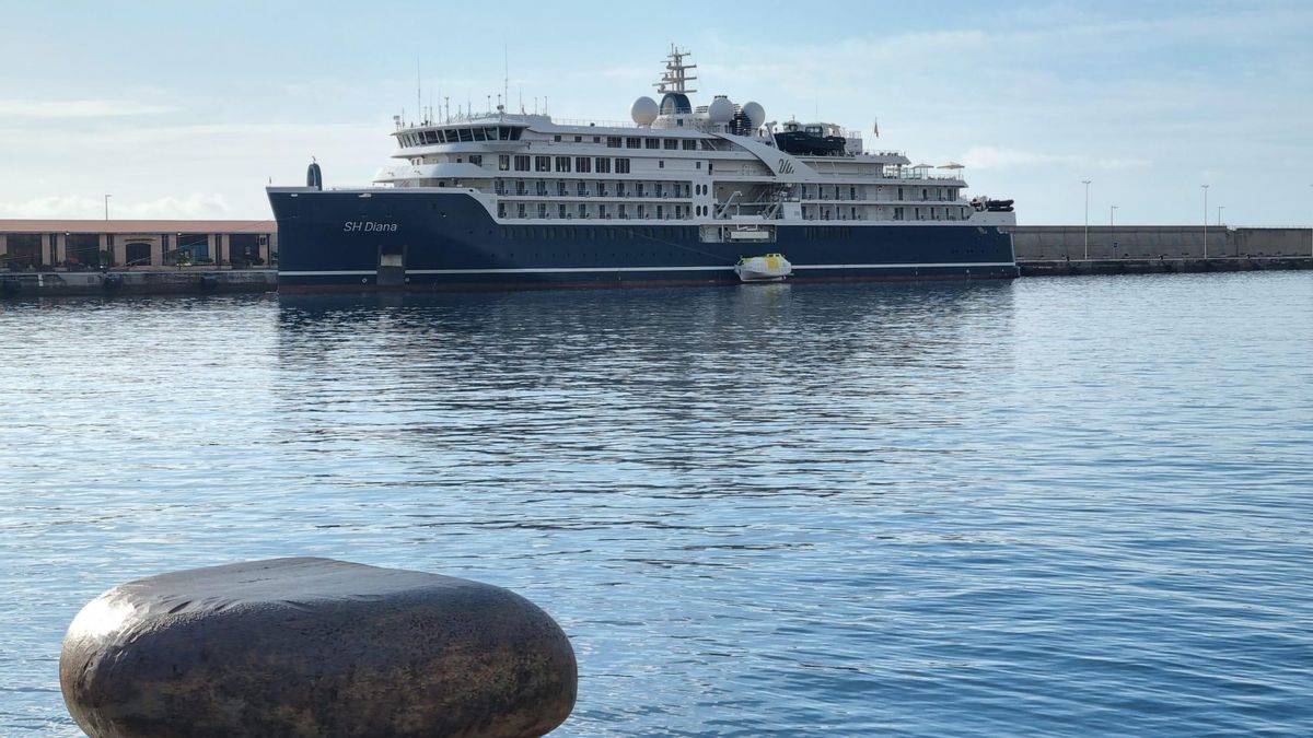 El exclusivo crucero de expedición ‘DH Diana’, este jueves, en el puerto de Santa Cruz de La Palma.
