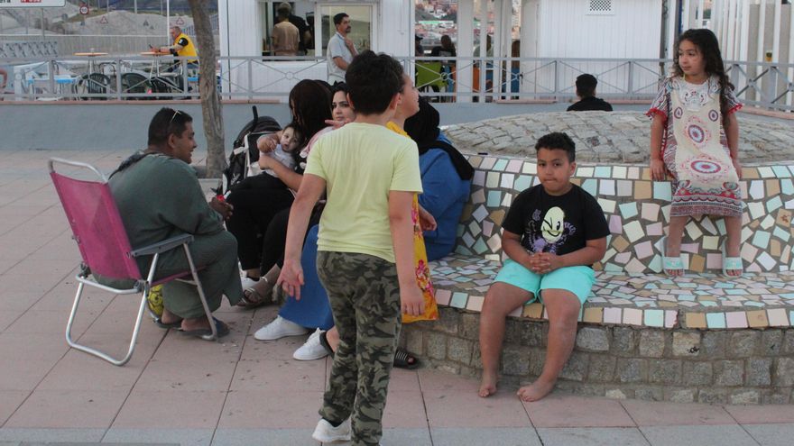 Una familia ante la frontera de Ceuta esperando su reapertura