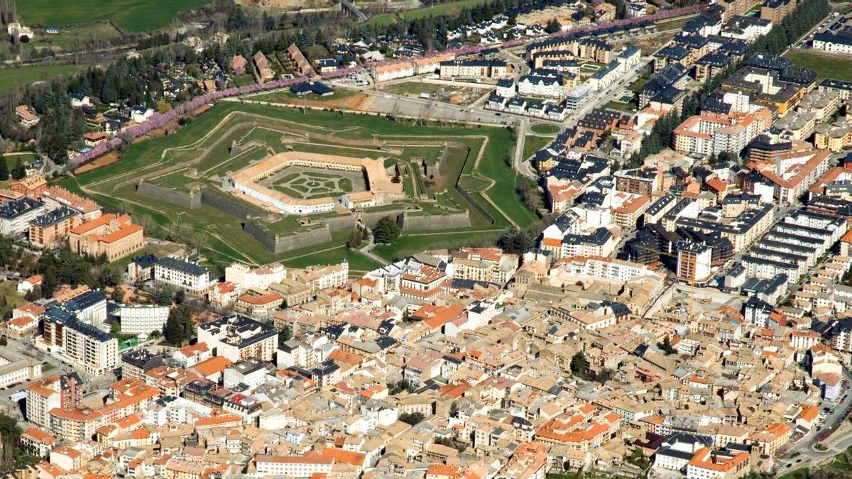 Monumentos, senderismo y actividades de aventura para hacer en Jaca, la "puerta a los Pirineos"