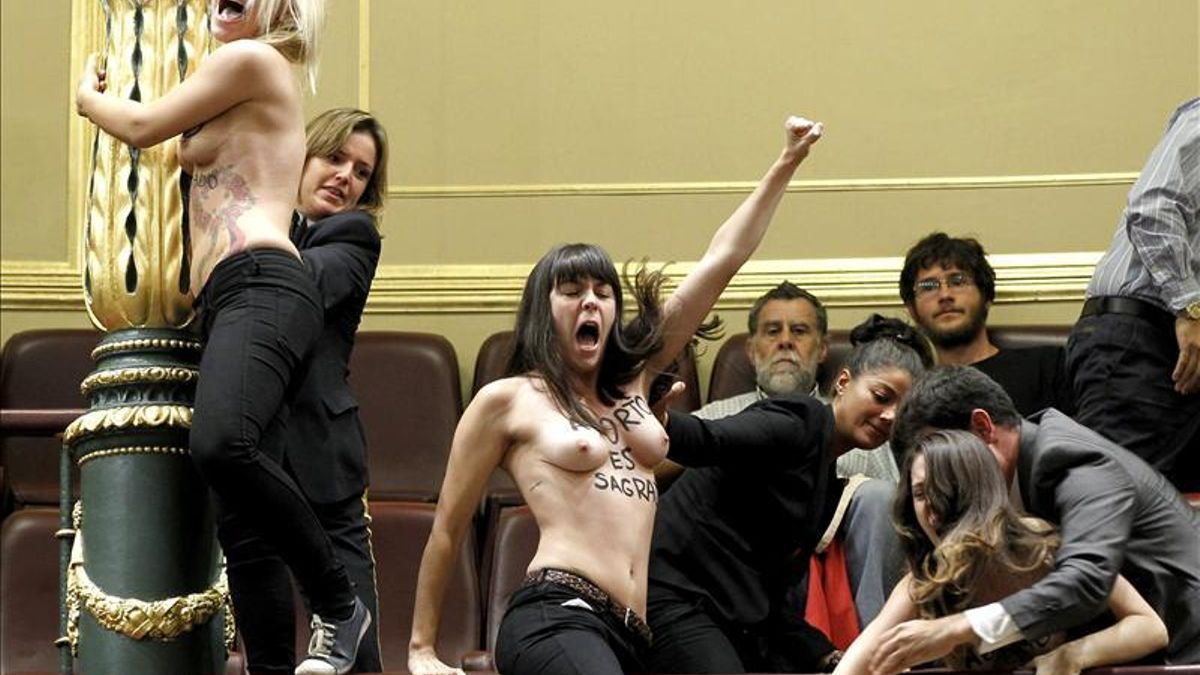Protesta de activistas de Femen en el Congreso. / Efe