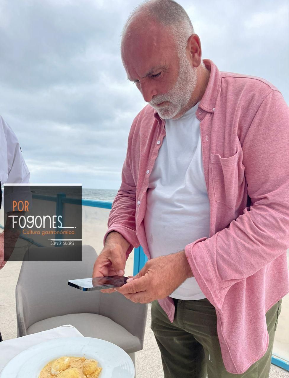 José Andrés, fotografiando unos huevos moles