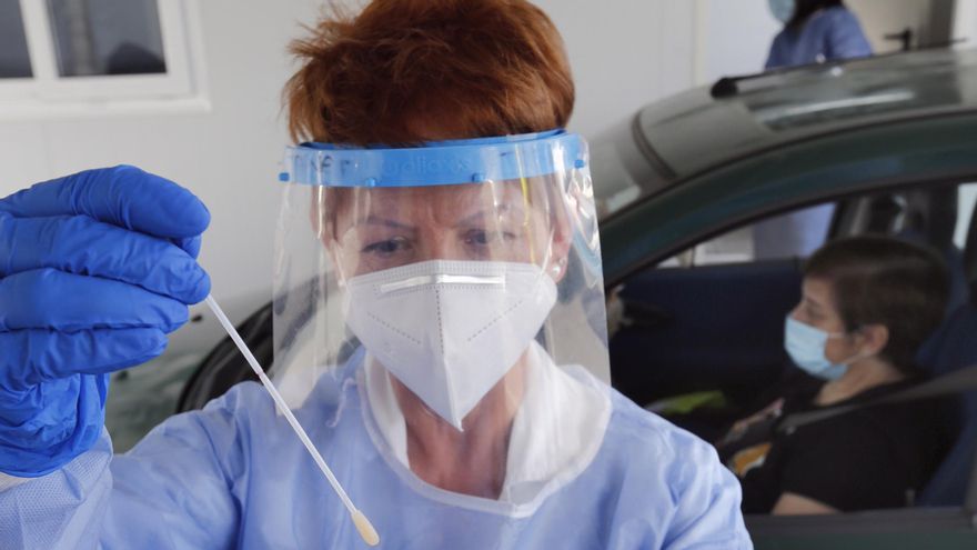 La enfermera Fátima Montero Embil realiza test PCR para la detección del COVID-19 en el "Autocovid" del Hospital Universitario Central de Asturias (HUCA), Oviedo (Asturias).