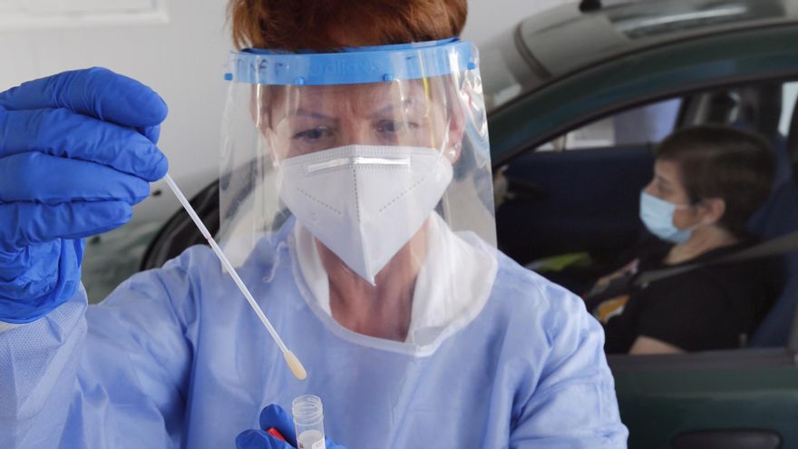 La enfermera Fátima Montero Embil realiza test PCR para la detección del COVID-19 en el "Autocovid" del Hospital Universitario Central de Asturias (HUCA), Oviedo (Asturias).