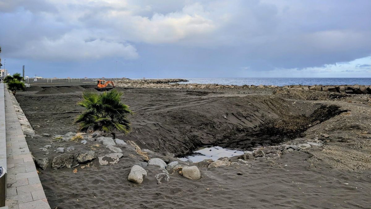 La desembocadUra del barranco de La Zamora tras la limpieza de maleza y  retirada  de arena.