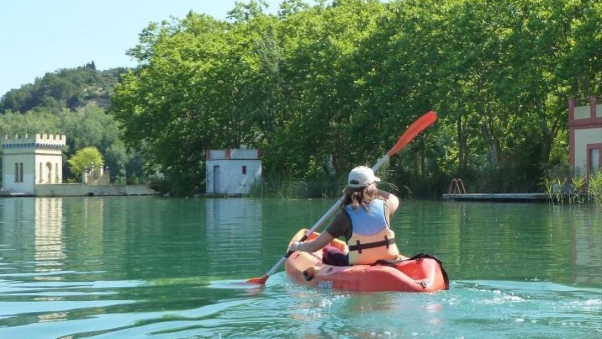 Una kayakista en Banyoles.