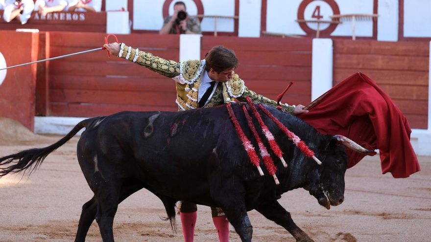 'Feminista' y 'Nigeriano' sentencian la plaza de toros de Gijón que nunca se llenaba