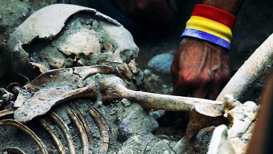 La realidad de las fosas del franquismo a la que la nueva Ley de Memoria busca poner fin: solo se han recuperado 9.000 de decenas de miles de víctimas
