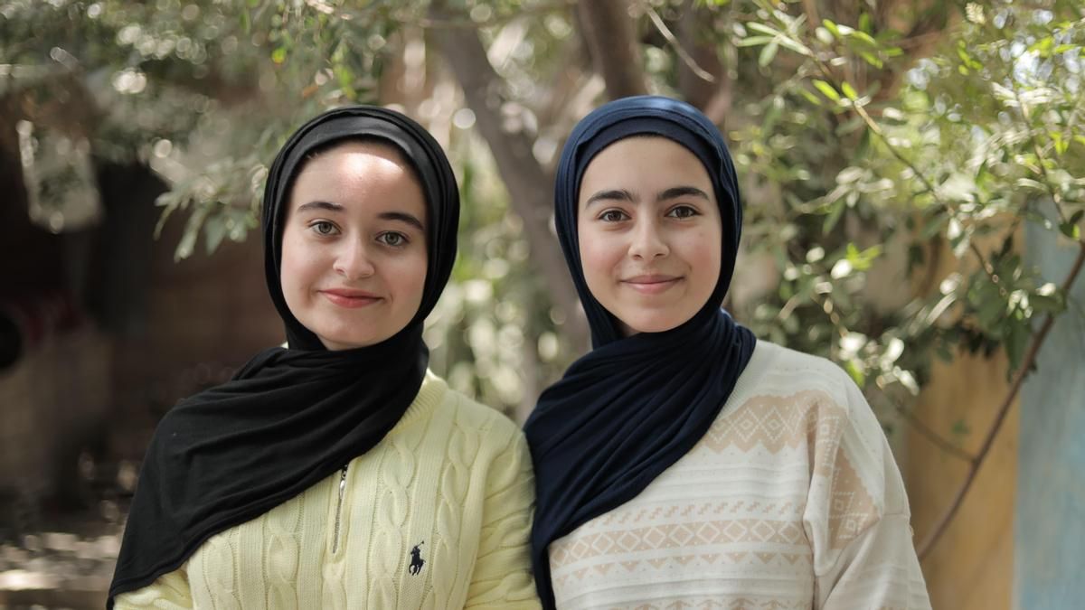 Entre la destrucción en Gaza, las hermanas Mousa encuentran la manera de transformar escombros en ladrillos