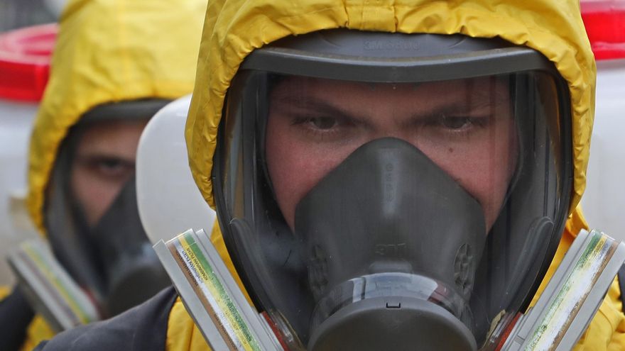 Trabajadores del Ministerio de Situaciones de Emergencia ruso se preparan para desinfectar la estación de tren de Savyolovsky de Moscú (Rusia) este pasado martes, dentro de la campaña para evitar la propagación del covid-19. EFE/MAXIM SHIPENKOV