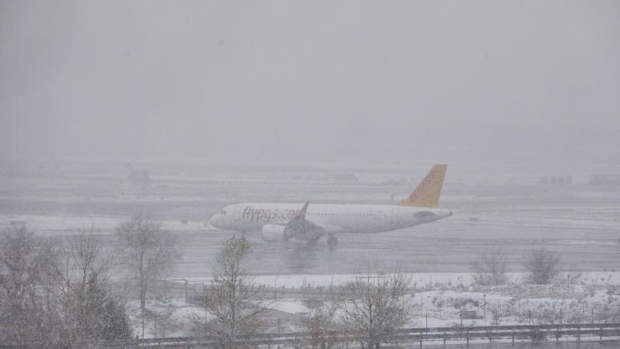Un avión de la compañía Flypgs en el Aeropuerto de Madrid-Barajas Adolfo Suárez, en Madrid (España), a 8 de enero de 2021.
