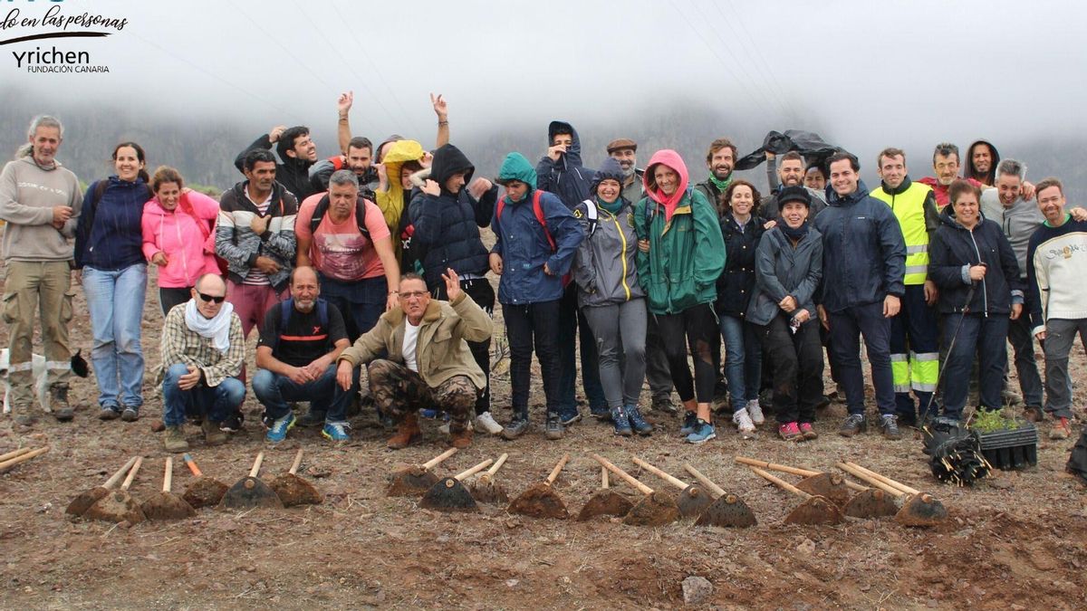 Imagen de archivo de la Fundación, con 40 personas celebrando el Día del Voluntariado con Yrichen plantando 120 árboles en Guayedra.