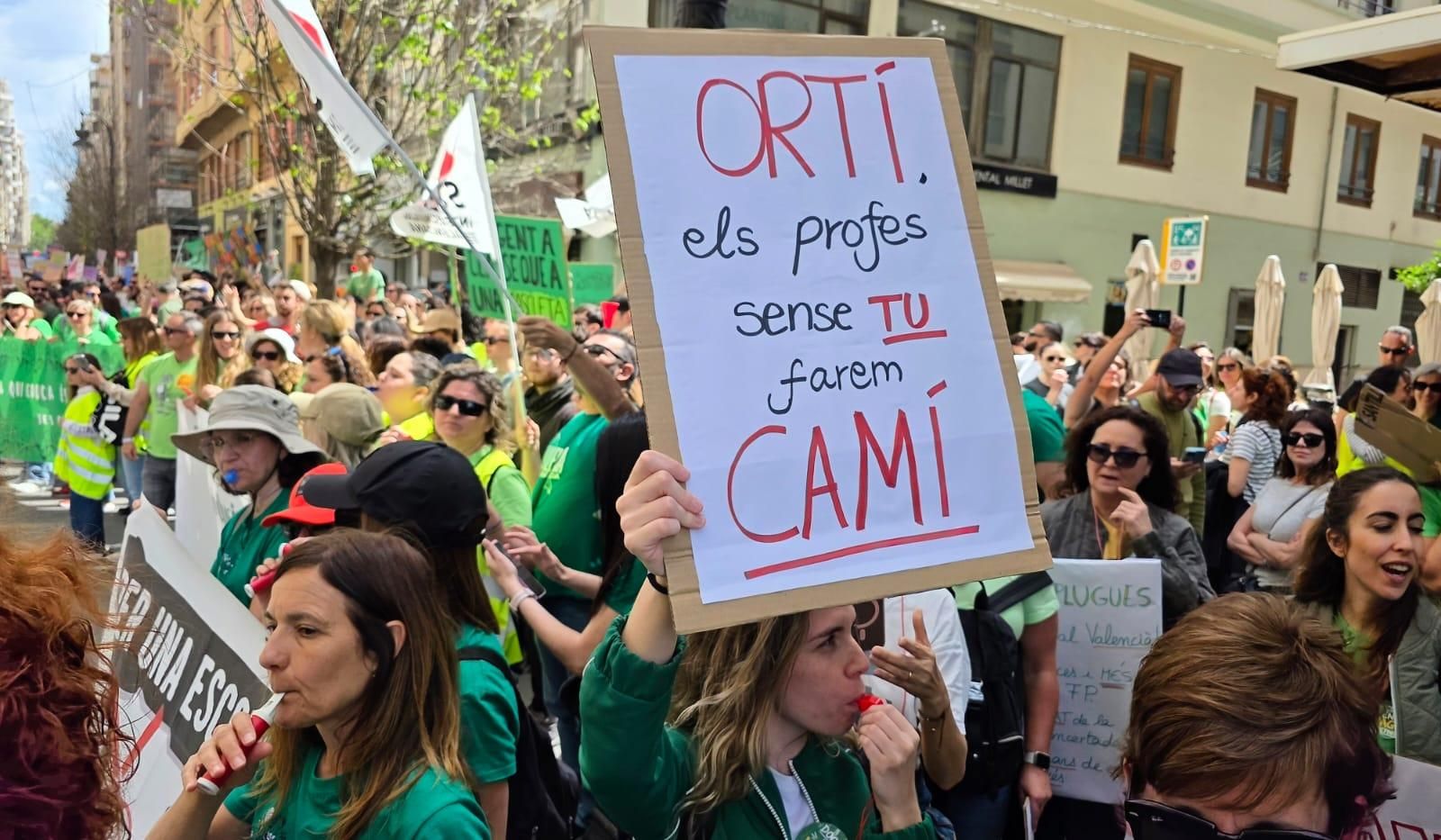 Miles de docentes se manifiestan en València en el primer día de huelga indefinida