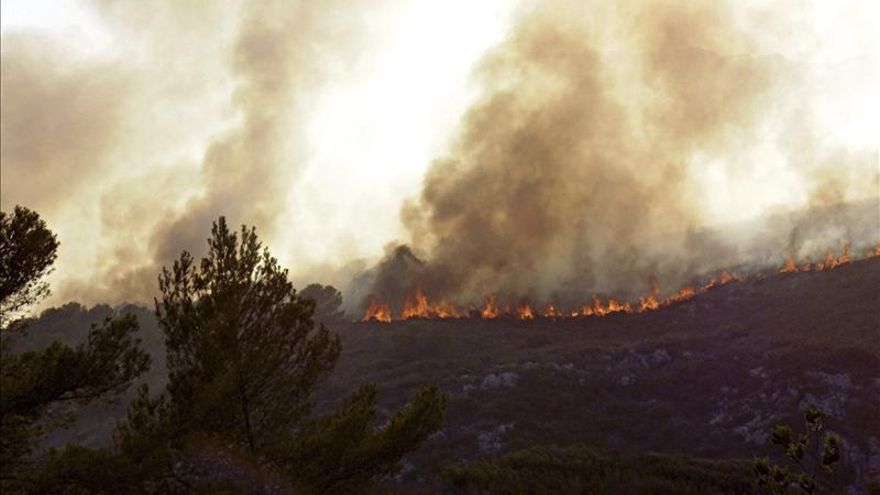 Los bomberos trabajan para sofocar un incendio forestal declarado en Alicante
