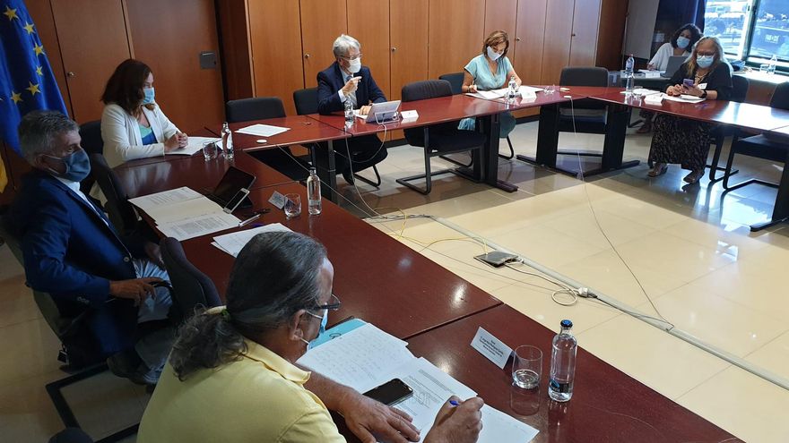 Comisión Técnica Memoria Histórica de Canarias, donde a la derecha se encuentra Mercedes Pérez Schwartz.