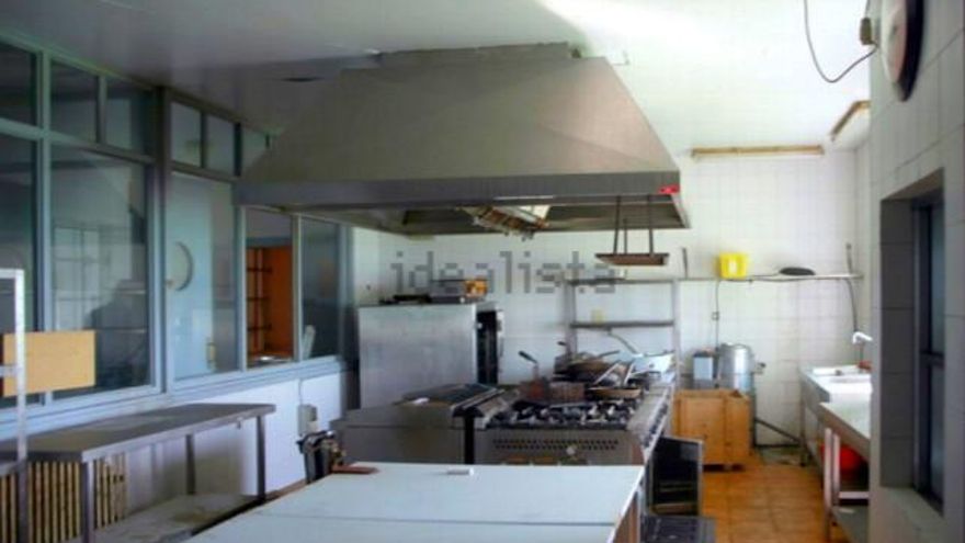 Las cocinas del antiguo Parador, equipadas en medio del abandono. / Idealista.com