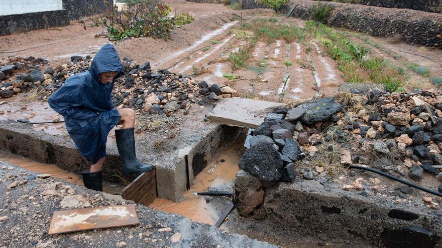 Vecinos del barrio Guisguey en el termino municipal de Puerto del Rosario trabajan en las gavias para tratar de llenarlas aprovechando la lluvia recibida del paso de la tormenta tropical Hermine cerca de Canarias