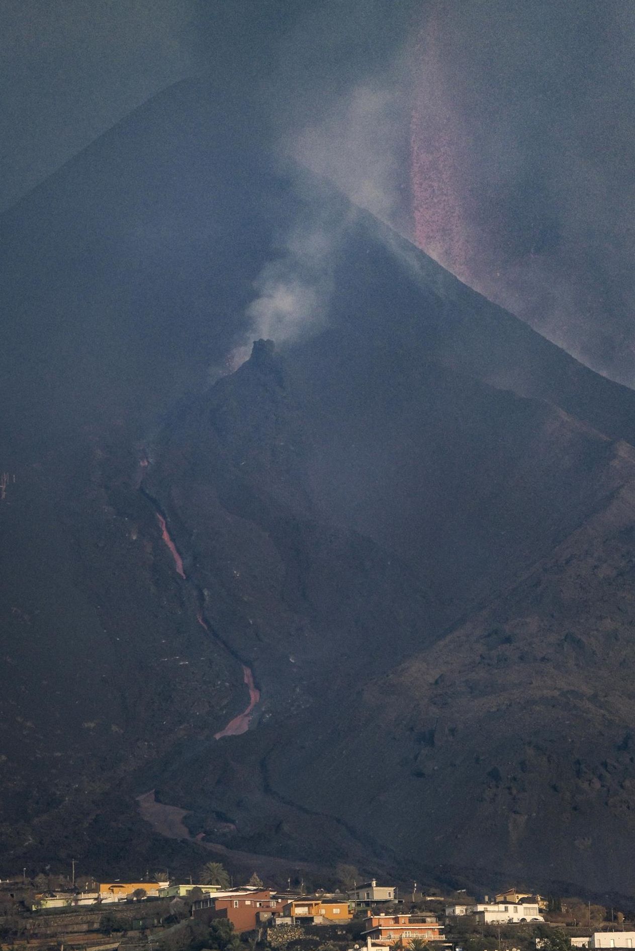 Imagen de este domingo 26 de septiembre del volcán Cumbre Vieja de La Palma, que continua expulsando lava por encima del pueblo de Todoque.