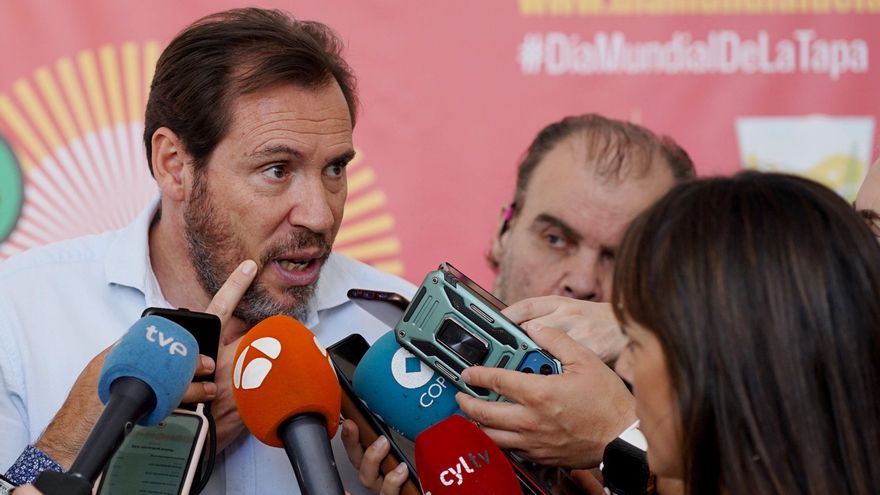 El alcalde en funciones de Valladolid, Óscar Puente, atiende a los medios de comunicación antes de participar en el Día Mundial de la Tapa.