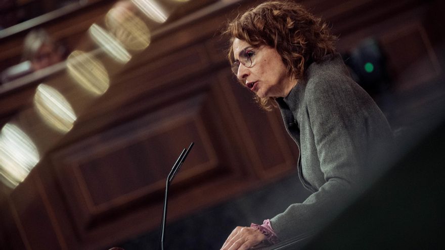 La vicepresidenta primera y ministra de Hacienda, María Jesús Montero, interviene durante una sesión plenaria extraordinaria, en el Congreso de los Diputados, a 22 de enero de 2025, en Madrid (España). (Foto de archivo).