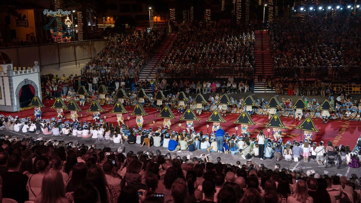 Imagen de una de las funciones  de la Danza de Los Enanos, este sábado, en el recinto central de las Fiestas Lustrales.
