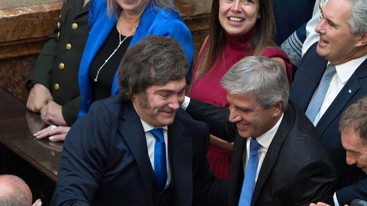 Milei se saluda con Luis Caputo.