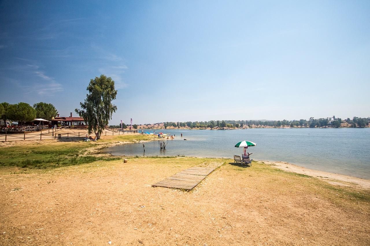 El embalse se ha convertido en una playa de agua dulce.