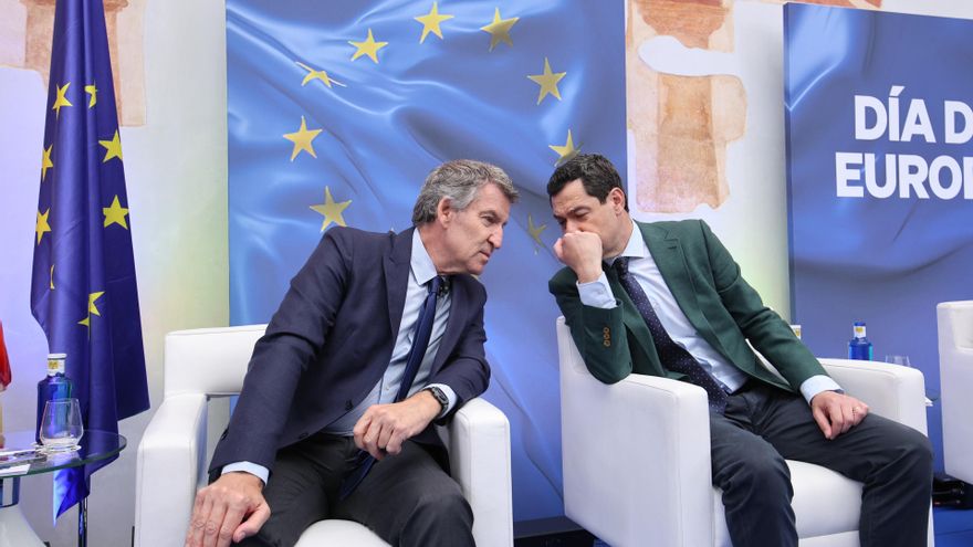 El presidente del PP-A, Juanma Moreno (d), y el presidente del PP, Alberto Núñez Feijóo (i), participan en un coloquio con motivo del Día de Europa, en una imagen reciente.