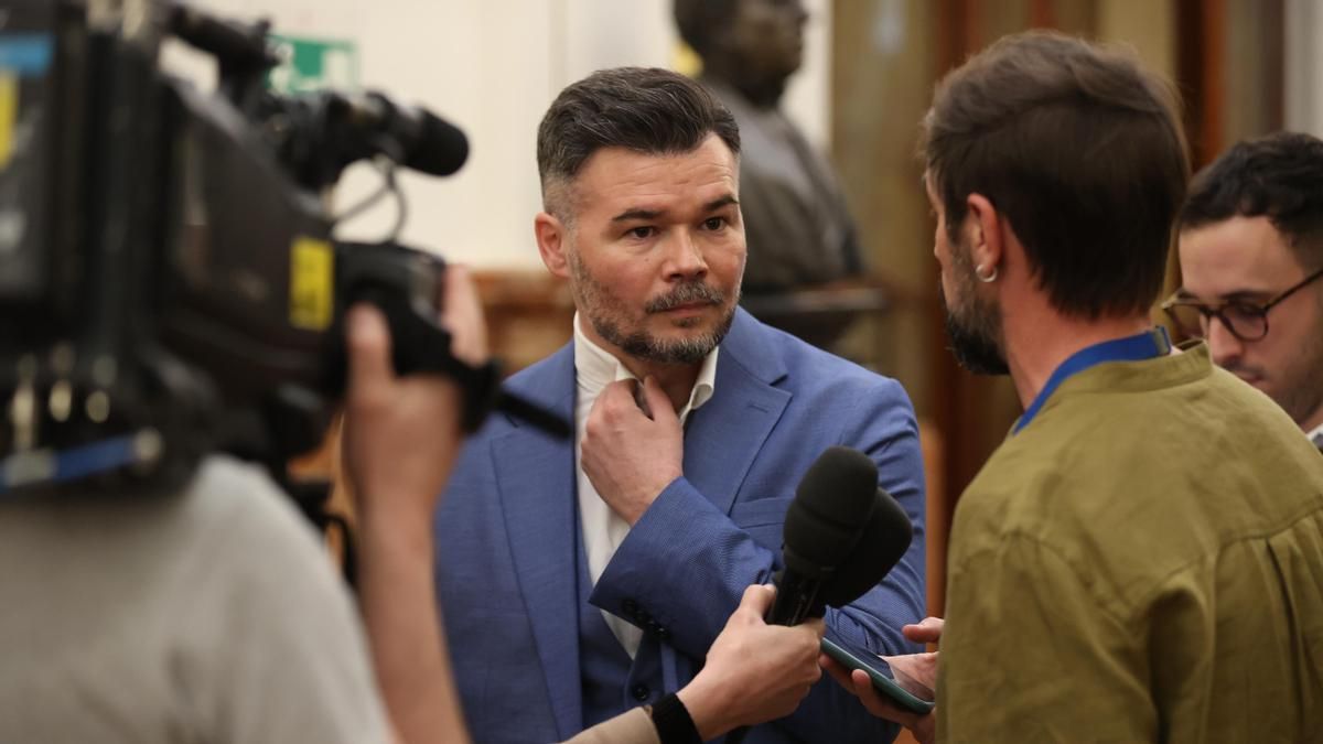 El portavoz de ERC, Gabriel Rufián, atiende a la prensa durante el pleno del Congreso.