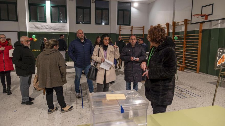 Constitución de una mesa electoral en el Colegio Suaárez Somonte en Mérida, este domingo