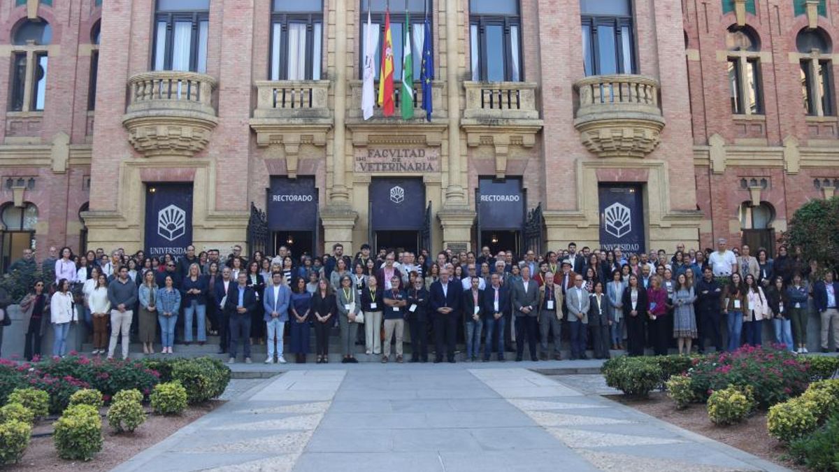 Minuto de silencio en el Rectorado de la Universidad de Córdoba.