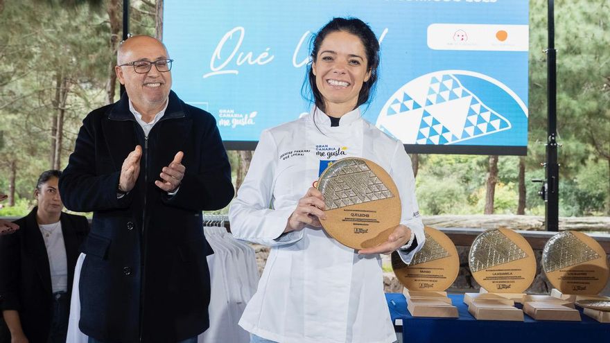 Jennise Ferrari (restaurante Qué leche!), recibiendo su reconocimiento