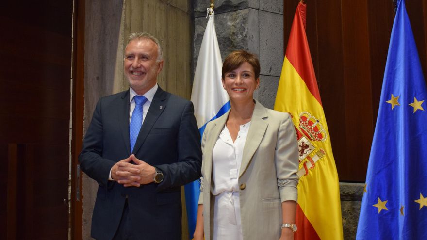 El presidente del Gobierno de Canarias, Ángel Víctor Torres, y la ministra de Política Territorial, Isabel Rodríguez.