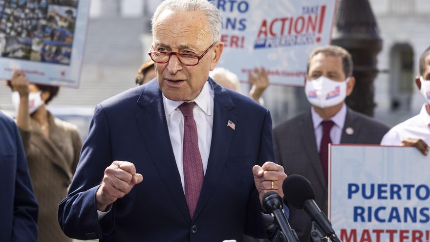 El líder demócrata en el Senado pide a Biden frenar la deportación de haitianos