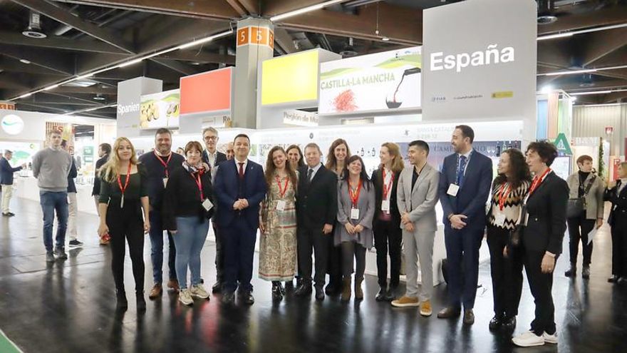El presidente y el consejero delante del stand de la región